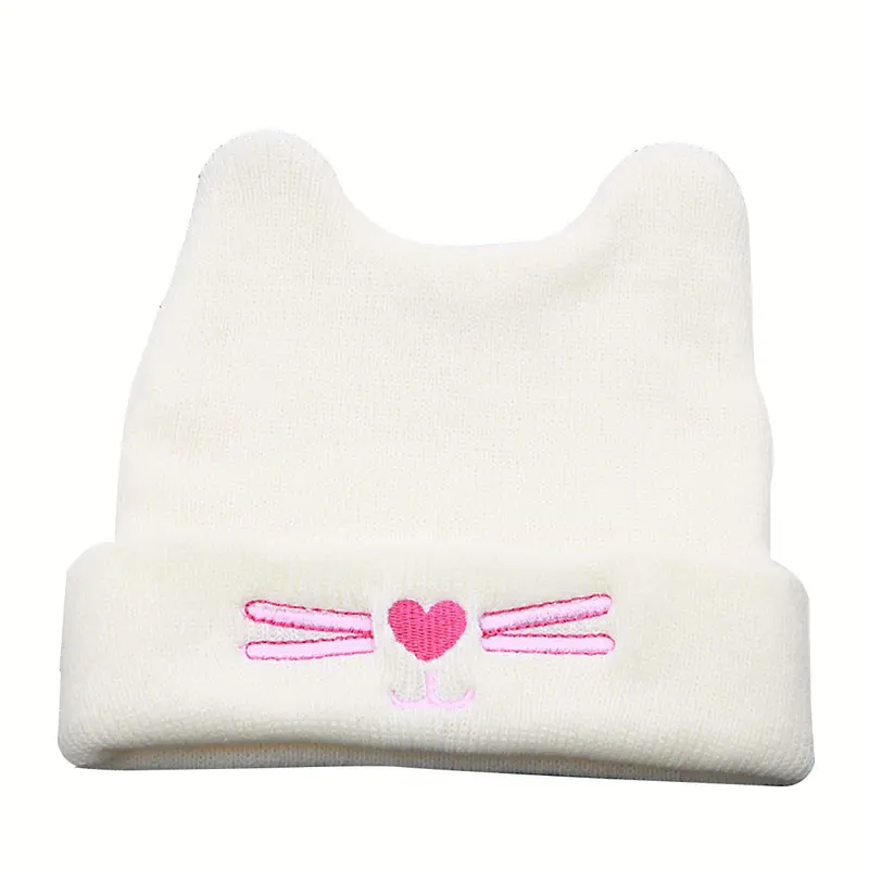 Geborduurde muts met katten-oren