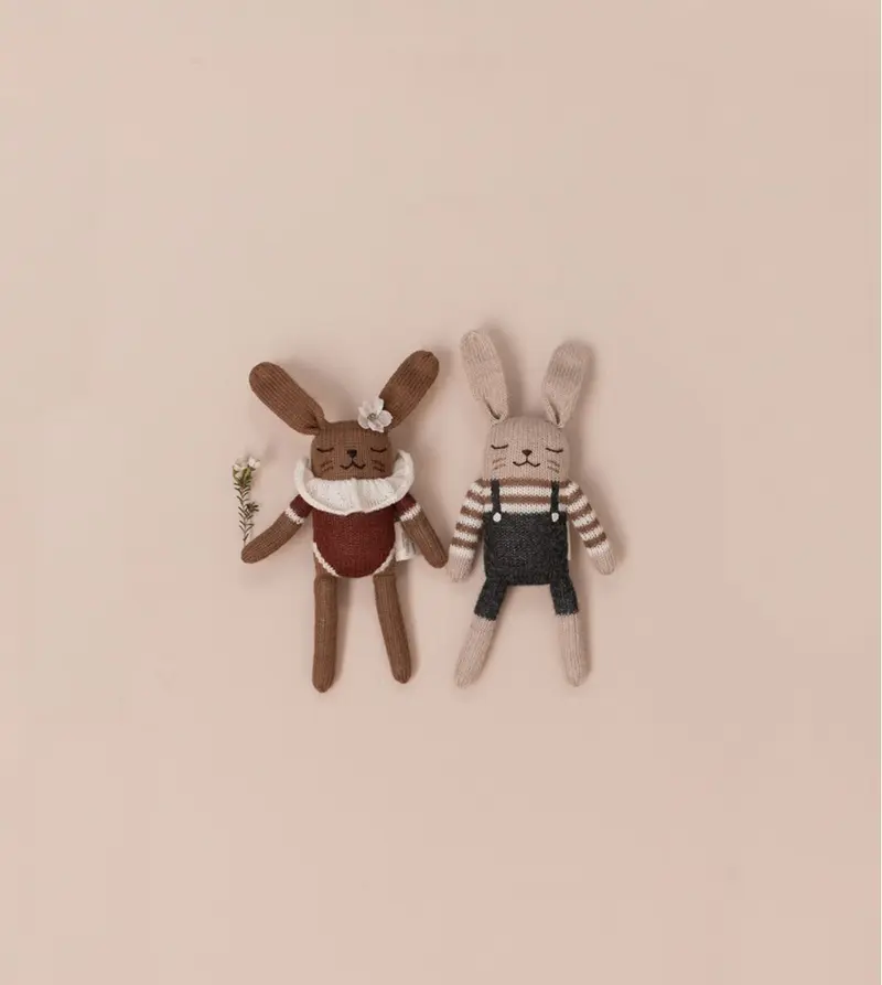 Gebreid knuffel konijntje - Black overalls - Alpaca wol - Main Sauvage