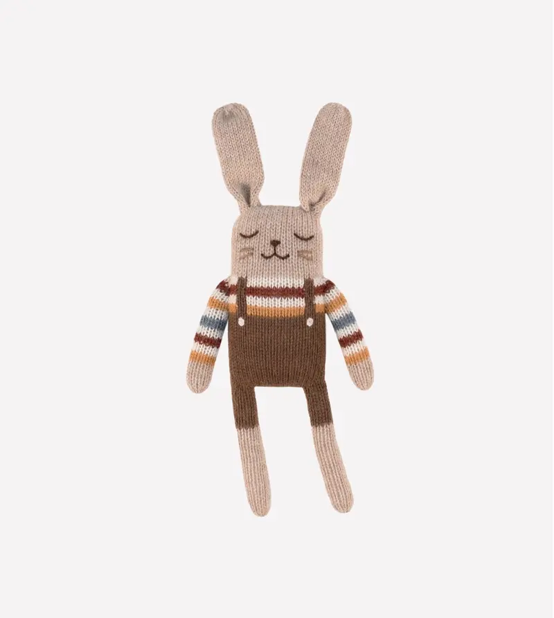 Gebreid knuffel konijntje - Rainbow sweater - Alpaca wol - Main Sauvage