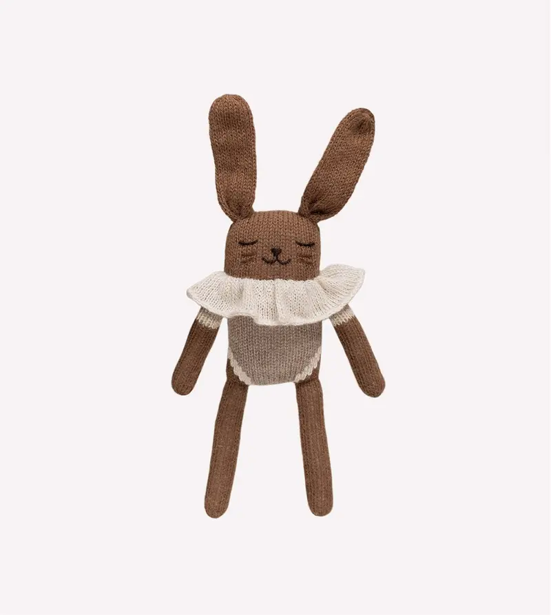 Gebreide konijnenknuffel Oat Bodysuit – 100% baby alpaca – Main Sauvage