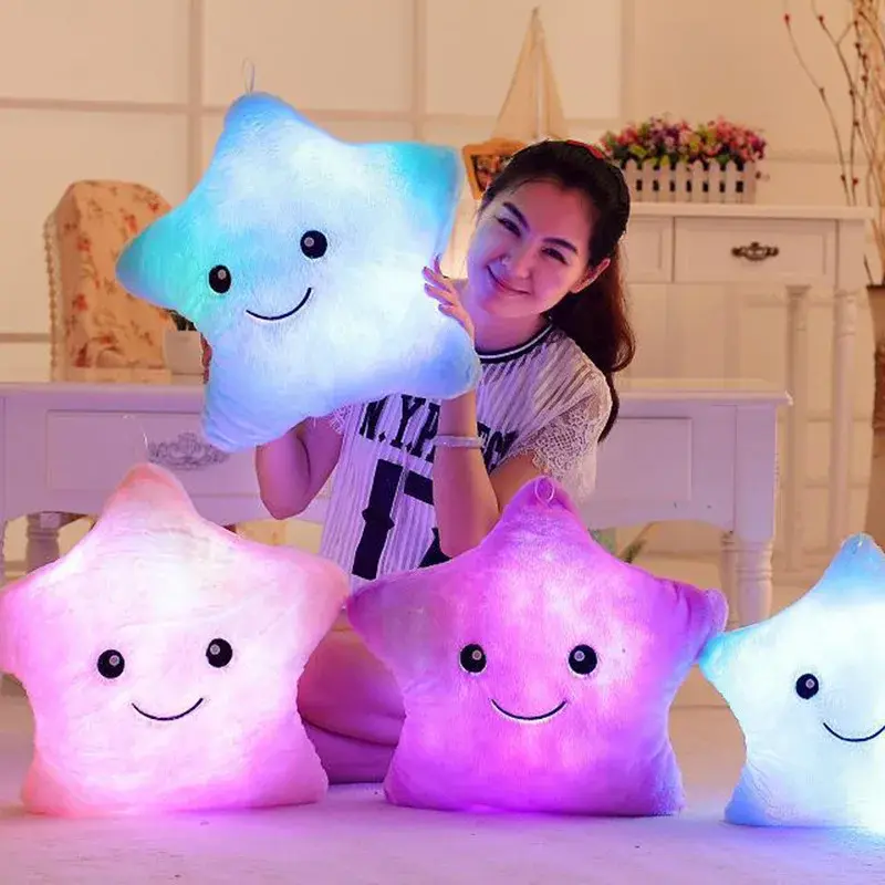 Glow Star Pillow – Stjernekos i sengen - Lysende kosete pute