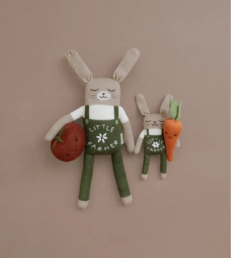 Grote konijnenknuffel Elliot Little Farmer – 100% baby alpaca – Main Sauvage