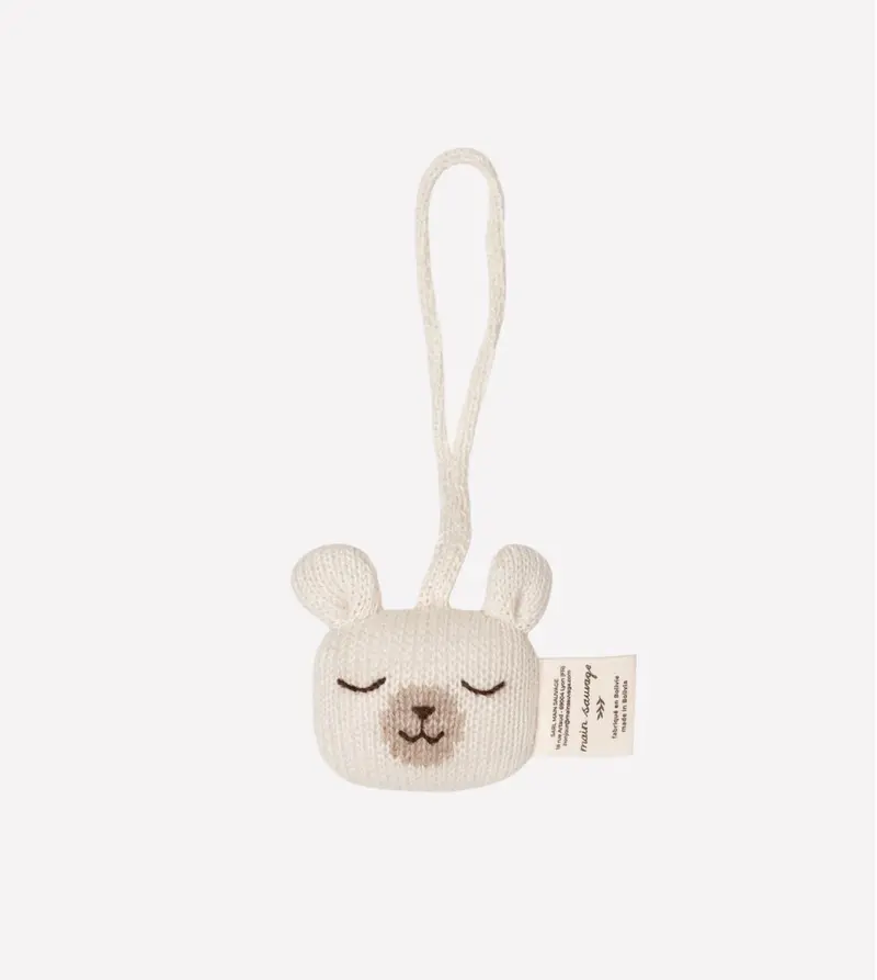 Hangrammelaar Bear Polar White – 100% baby alpaca – Main Sauvage