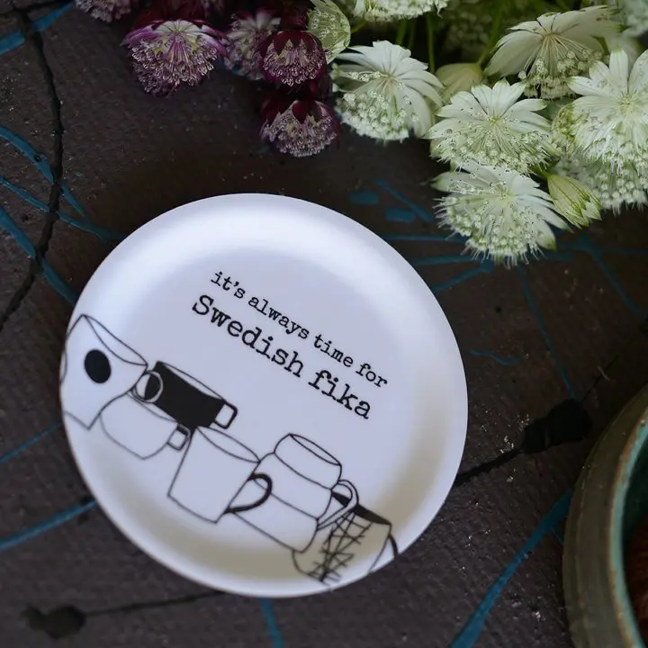 Onderzetter / Coaster SWEDISH FIKA 11 cm – Erika Tubbin