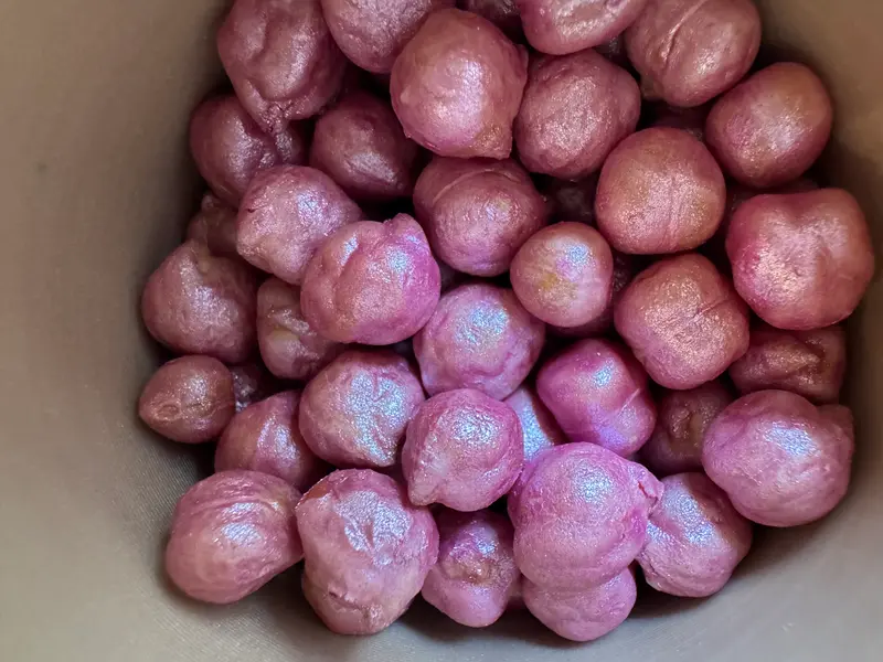 Roze gekleurde kikkererwten | Kliederspel