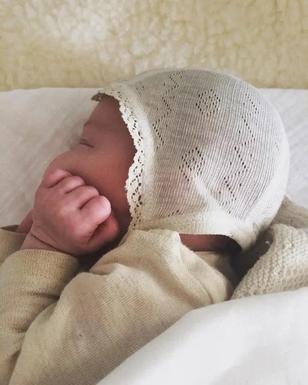 Strikmutsje met kant - Wol/zijde - Ajour baby mutsje - White - Joha