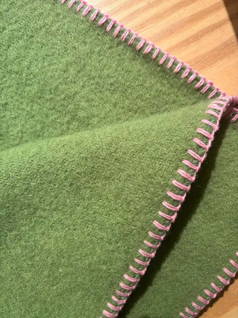 Wollen wiegdeken Cozy - Gerecyclede wol & eco lamswol - Groen & Roze - Klippan